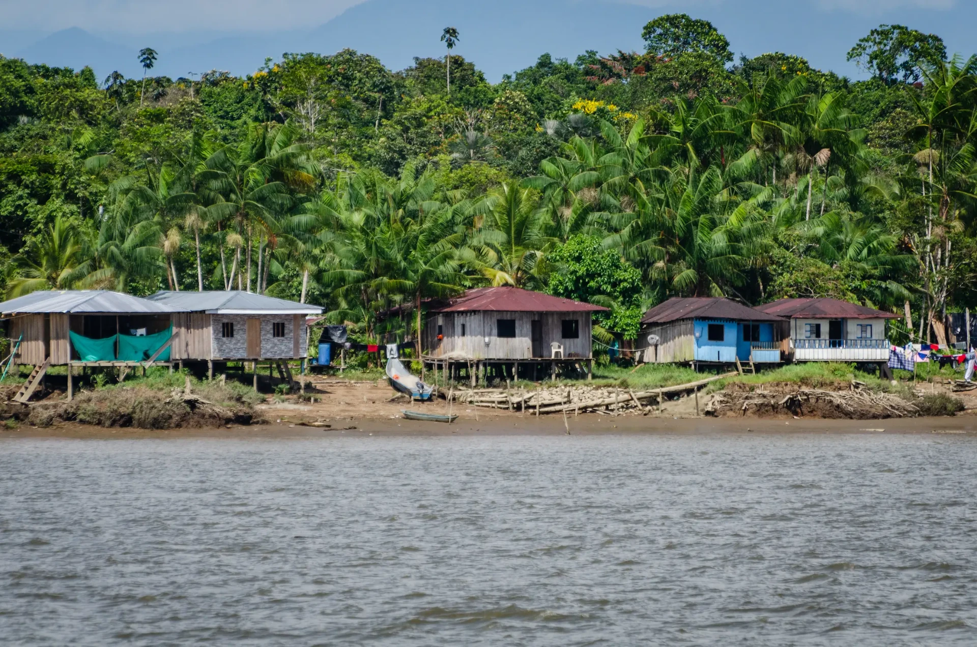 Casas palafíticas a la orilla del río Guapi, Pacífico colombiano