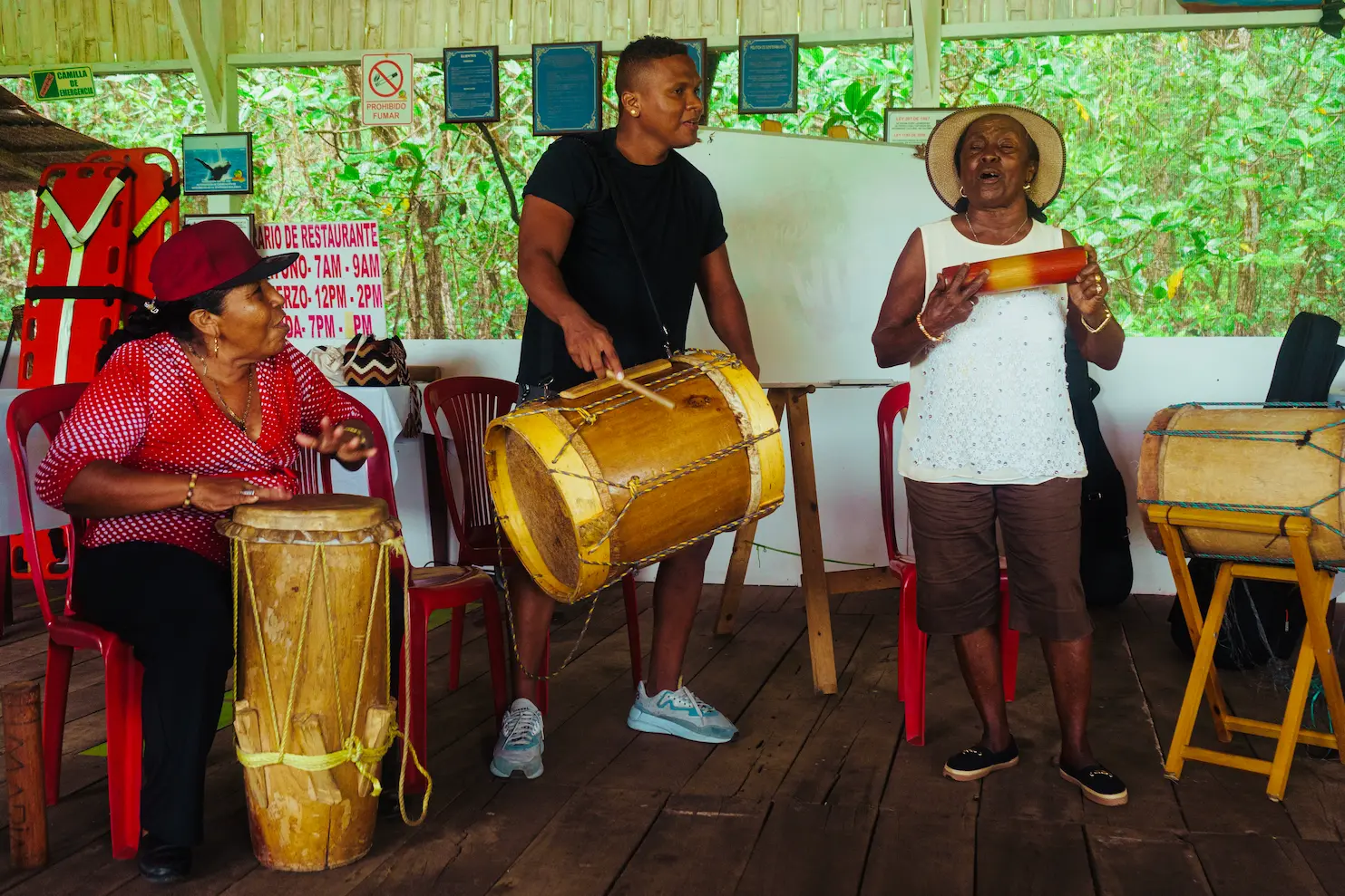 Tumaco cantoras playing traditional drums