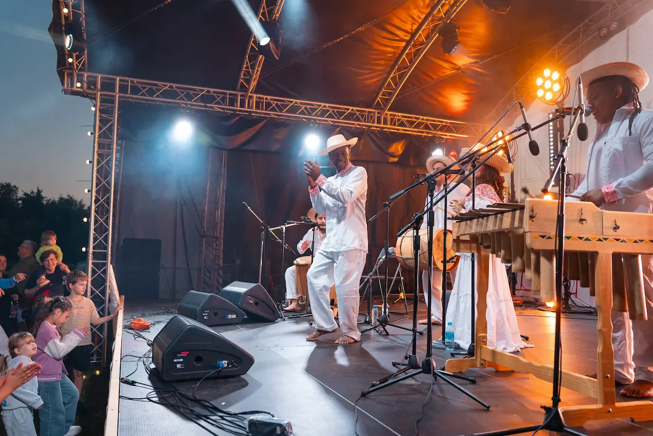 Artistas de Marimbea interpretando música del Pacífico en un escenario al aire libre